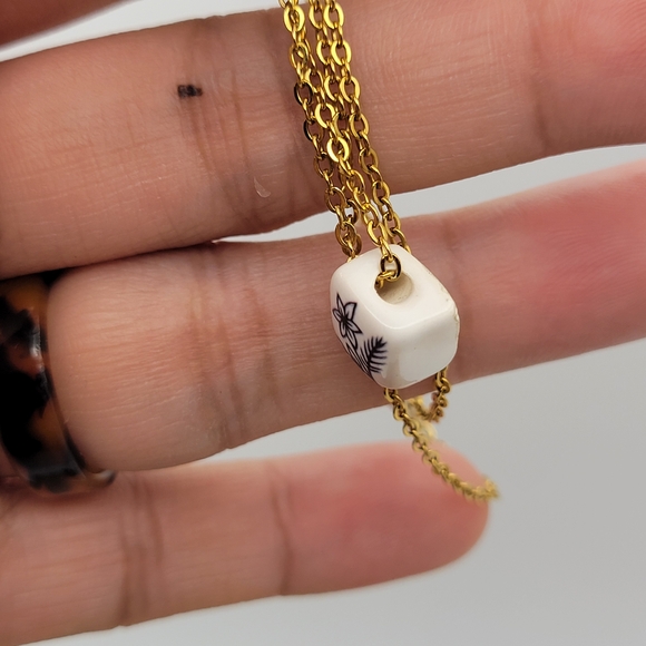 Gold Floral Ceramic Pendant Necklace 18" - Picture 11 of 11